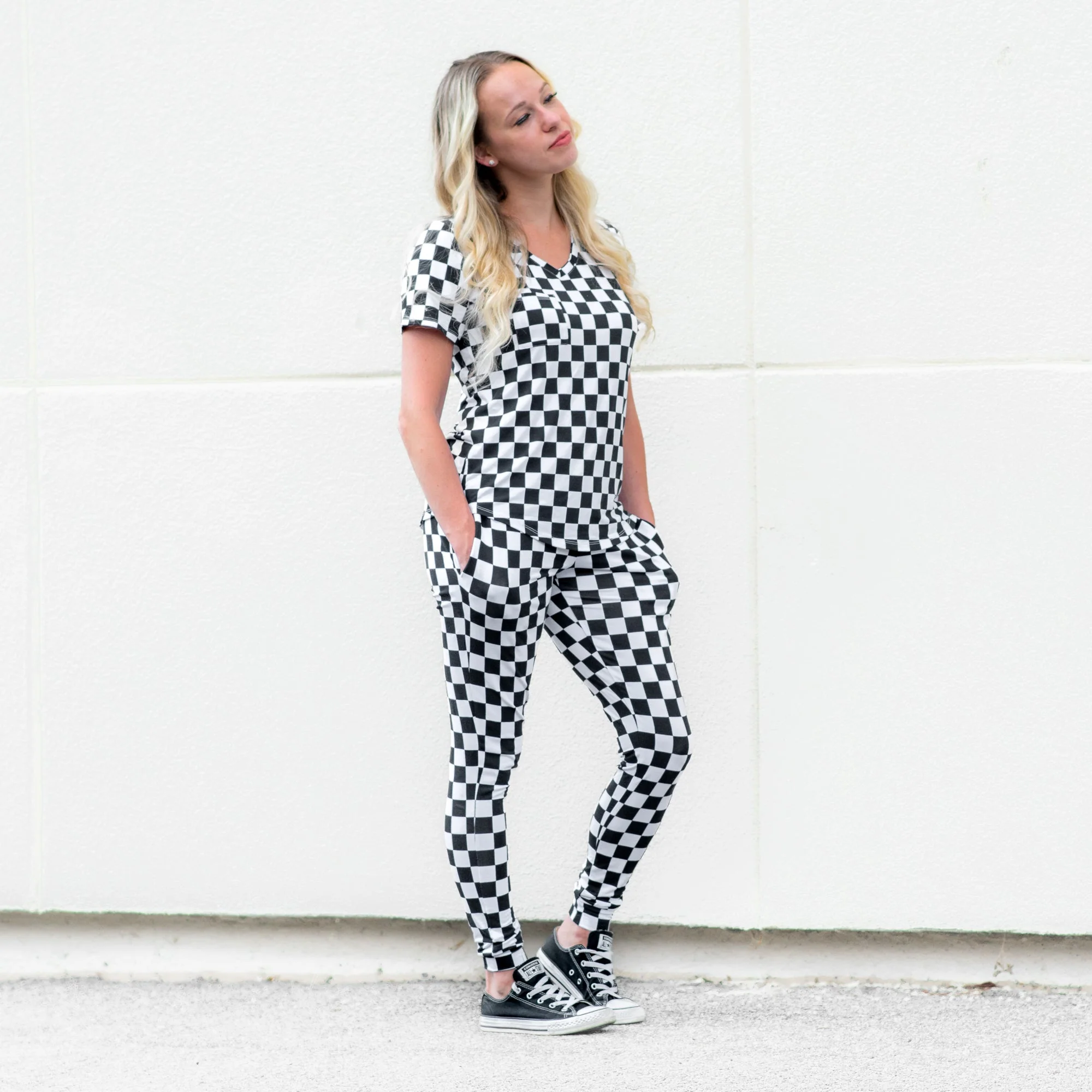 MAMA V-NECK- B+W Check - Image 9